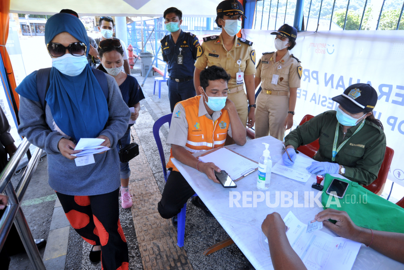 Petugas melakukan validasi dokumen perjalanan Pekerja Migran Indonesia (PMI) 