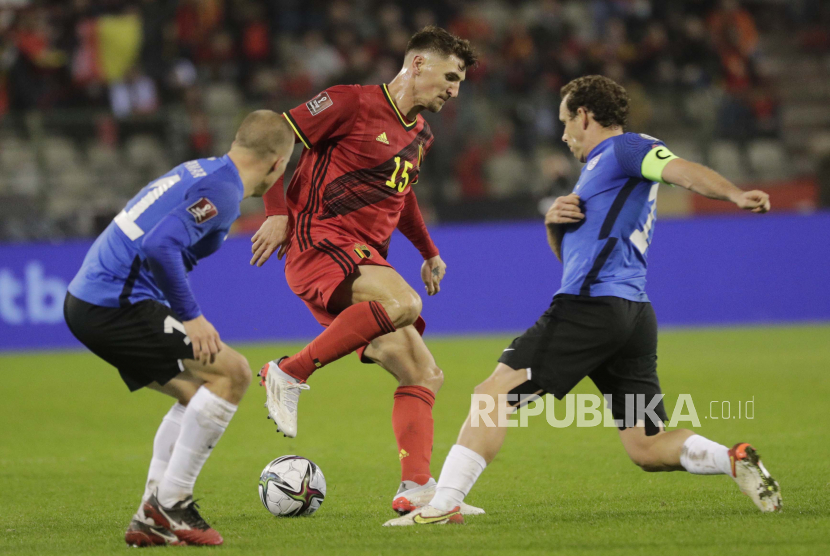  Pemain timnas Belgia Thomas Meunier (tengah)