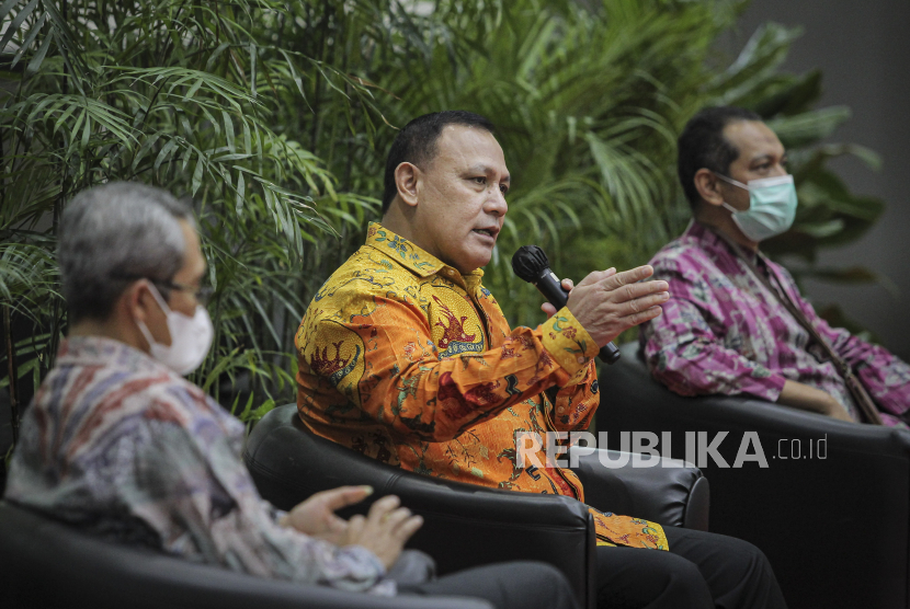 Ketua Komisi Pemberantasan Korupsi (KPK) Firli Bahuri (tengah) didampingi Wakil Ketua Alexander Marwata (kiri) dan Nurul Ghufron (kanan) menghadiri diskusi media di gedung Juang KPK, Jakarta.