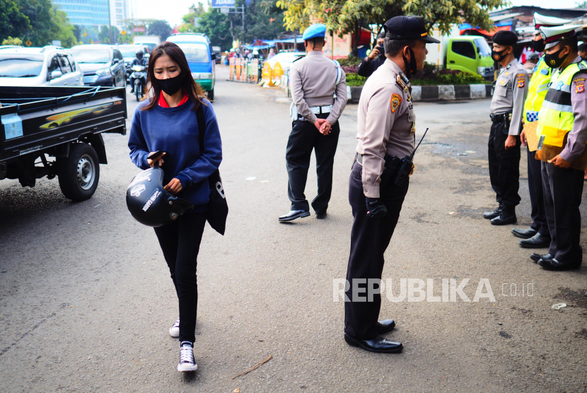 Aparat gabungan dari Polsek Bandung Kidul dan Satpol PP Kecamatan Bandung Kidul usai merazia warga yang tidak mengenakan masker di kawasan Pasar Kordon, Bandung.