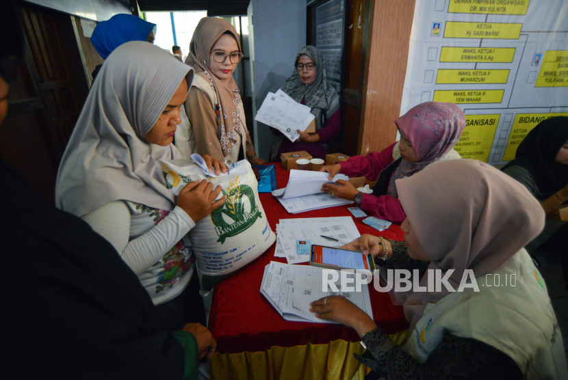 Warga mengambil bantuan beras di Kantor Camat Pauh, Padang, Sumatra Barat, Senin (29/1/2024). 