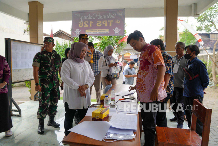 Bupati Sleman Kustini Sri Purnomo dan Wakil Bupati Sleman Danang Maharsa  memantau pelaksanaan pemungutan suara di sejumlah TPS di Sleman, DIY, Rabu (14/2/2024). 