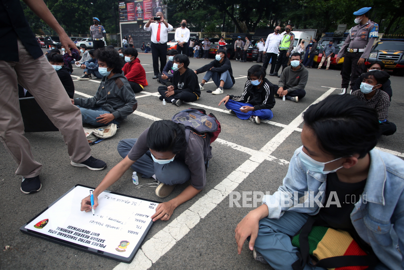 Polisi mendata identitas diri pelajar sekolah yang berhasil diamankan saat akan melakukan tawuran antar pelajar di Mapolres Metro Tangerang Kota, Tangerang. Dari puluhan orang, tiga tersangka ditetapkan dalam tawuran tewaskan satu pelajar.