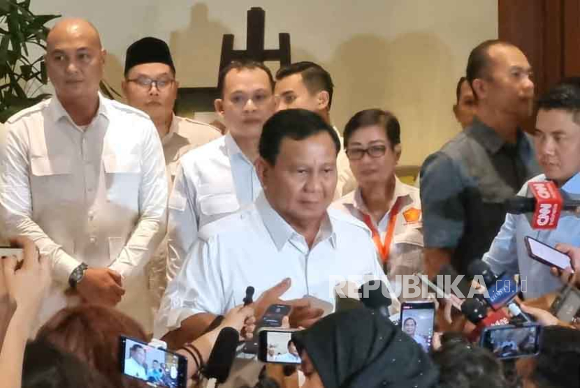 Ketua Umum Partai Gerindra, Prabowo Subianto. Capres terpilih Prabowo Subianto tersenyum ditanya soal pertemuan dengan Megawati.