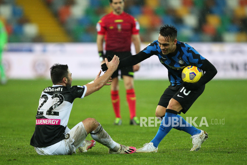  Tolgay Arslan (Kiri) Udinese dan Lautaro Martinez Inter berinteraksi selama pertandingan sepak bola Serie A Italia Udinese Calcio vs FC Inter di Stadion Bluenergy.