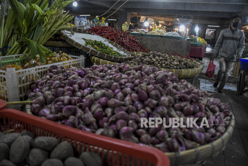 Warga berjalan di dekat kios sayuran di Pasar Kosambi, Kota Bandung, Rabu (21/12/2022). Ikatan Pedagang Pasar Indonesia (Ikappi) mencatat masih terjadi kenaikan harga pangan jelang memasuki bulan Ramadhan pada pekan depan.
