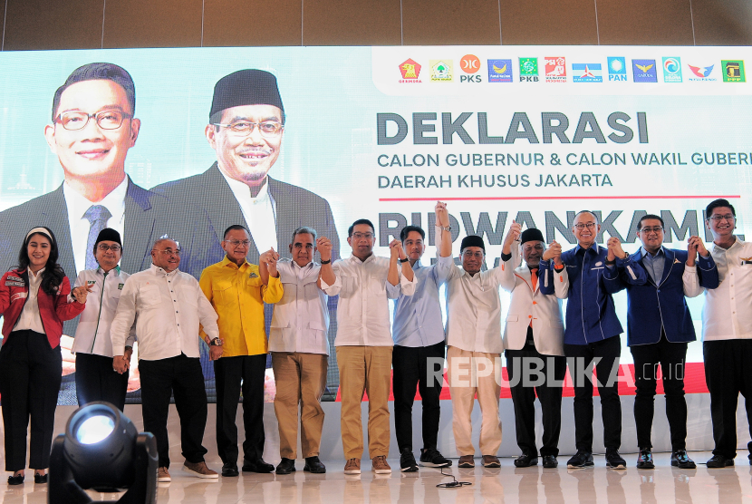 Bakal Calon Gubernur dan Wakil Gubernur DKI Jakarta Ridwan Kamil  (keenam kiri) dan Suswono (kelima kanan) berfoto bersama dengan partai pengusung dan Wakil Presiden terpilih Gibran Rakabuming Raka (keenam kanan) usai Deklarasi Bakal Calon Gubernur Daerah Khusus Jakarta di Hotel Sultan, Jakarta, Senin (19/8/2024). Koalisi Jakarta Baru untuk Jakarta Maju yang terdiri dari 12 partai politik resmi mendeklarasikan eks Gubernur Jawa Barat Ridwan Kamil berpasangan dengan politikus Partai Keadilan Sejahtera Suswono dalam Pilkada DKI Jakarta 2024 mendatang. Penandatanganan piagam dukungan tersebut ditandatangani oleh para petinggi partai pengusung dari partai Gerindra, Golkar, PKS, PKB, PPP, Nasdem, PAN, PSI, Demokrat, Perindo, Gelora dan Garuda. Deklarasi pasangan Ridwan Kamil dan Suswono dalam Pilkada DKI Jakarta tersebut, juga dihadiri oleh Wakil Presiden terpilih Gibran Rakabuming Raka.