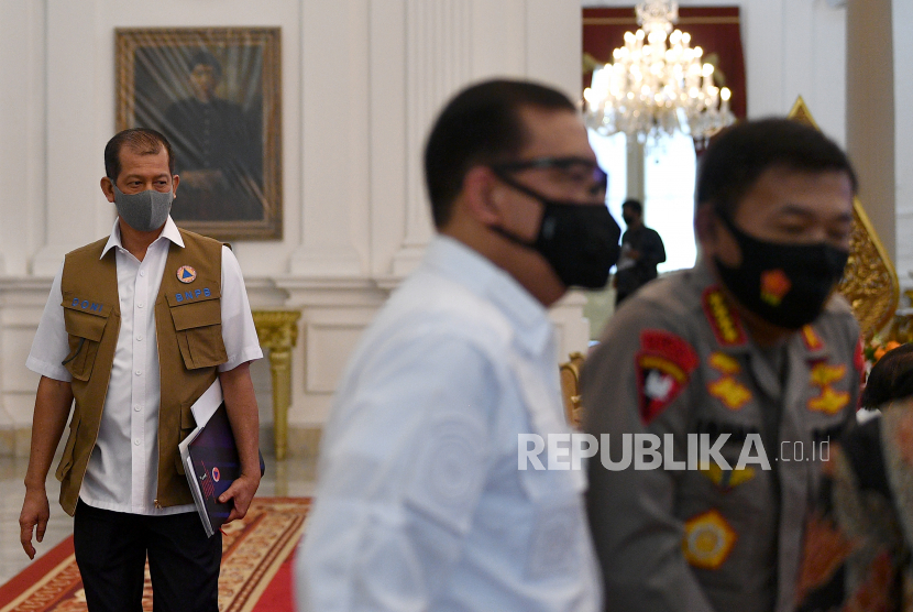 Kepala BNPB Letjen TNI Doni Monardo, Kepala BIN Jenderal Pol (Purn) Budi Gunawan (tengah) dan Kapolri Jenderal Pol Idham Aziz bersiap mengikuti rapat terbatas secara tatap muka di Istana Merdeka, Jakarta. 