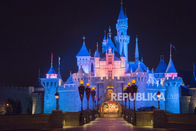 FC0Y8R Hong Kong Disneyland castle at night. Image shot 02/2015. Exact date unknown.