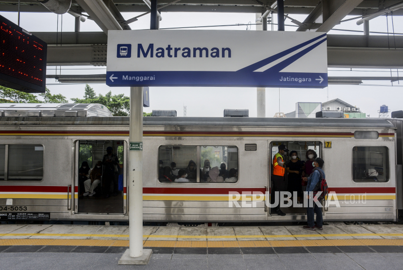 Penumpang bersiap menaiki KRL Commuter Line di Stasiun Matraman, Jakarta Timur, Jumat (17/6/2022). Pemerintah secara resmi menolak PT KCI melakukan impor rangkaian kereta dari Jepang.