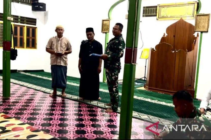 Satgas Yonif 511/DY salurkan Al Quran di pedalaman Papua.