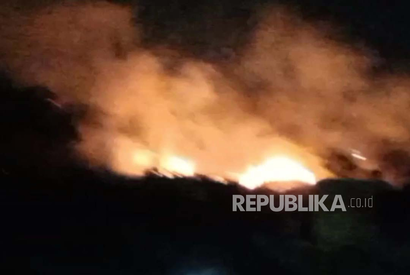 Petugas melakukan pemadaman di lokasi kebakaran lahan, Kelurahan Cibunigeulis, Kecamatan Bungursari, Kota Tasikmalaya, Senin (4/9/2023) malam. Lahan yang terbakar itu merupakan bekas tambang galian C. 