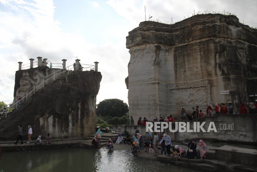 Wisatawan mengunjungi objek wisata Tebing Breksi di Prambanan, Sleman, DI Yogyakarta.