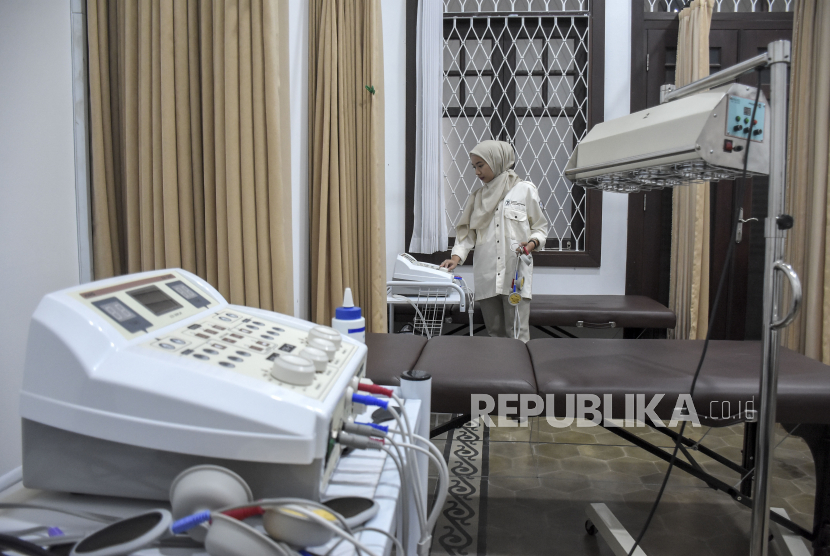 Petugas kesehatan merapikan peralatan medis di ruangan fisioterapi pasif Klinik Pratama Ramah Lansia Inggit Garnasih usai diresmikan di Jalan Flores, Kota Bandung, Jawa Barat, Kamis (20/7/2023).