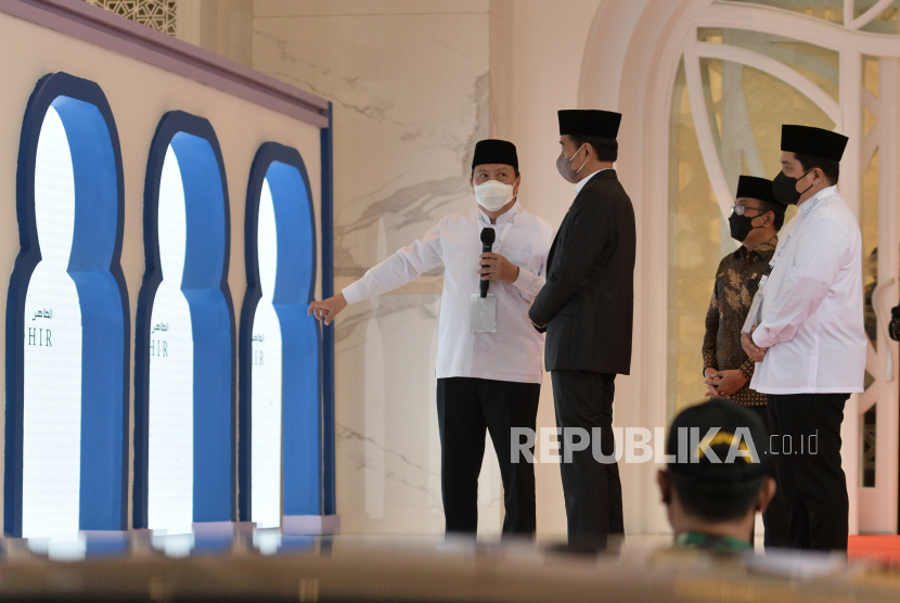 Presiden Joko Widodo (kedua kiri) mendengarkan penjelasan perwakilan keluarga Thohir, Garibaldi Thohir (kiri) saat acara peresmian Masjid At-Thohir di Tapos, Kota Depok, Jawa Barat Rabu (9/3/2022). Masjid dengan gaya arsitektur Timur Tengah ini akan menjadi sarana dakwah dan ibadah bagi umat Islam. Peletakan batu pertama Masjid At-Thohir telah dilakukan sejak 31 Maret 2018 oleh Wakil Presiden Jusuf Kalla, yang juga merupakan Ketua Dewan Masjid Indonesia (DMI).