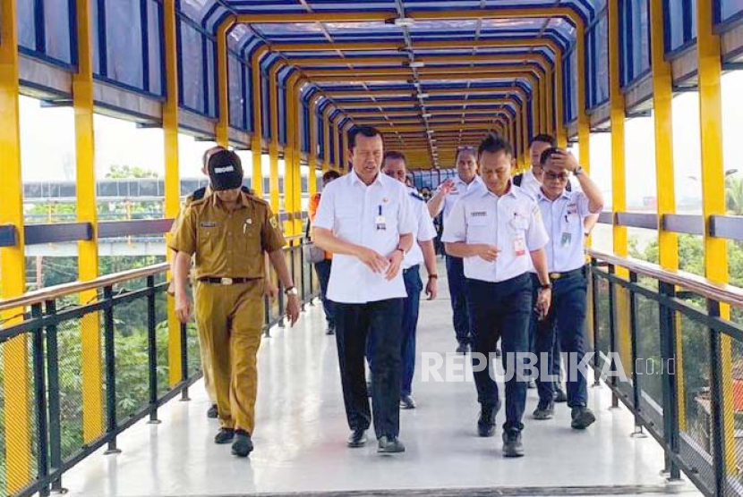 Badan Pengelola Transportasi Jabodetabek (BPTJ) meninjau skybridge yang menghubungkan Stasiun Bojonggede dan Terminal Bojonggede, Kabupaten Bogor, Senin (4/12/2023) sebelum diuji coba besok. 