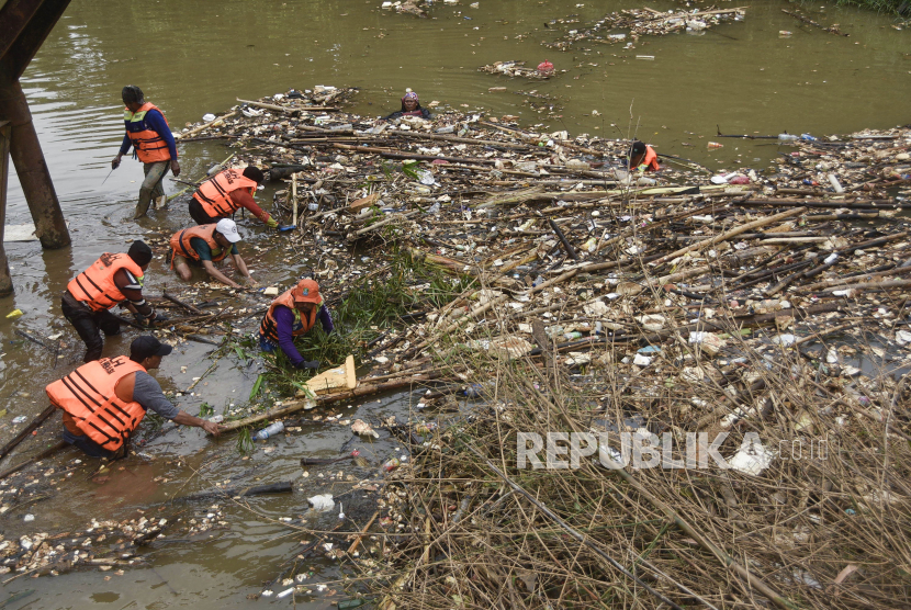 Sejumlah petugas Dinas Lingkungan Hidup membersihkan sampah bambu di Bendungan Koja, Jatiasih, Bekasi, Jawa Barat, Kamis (26/5/2022). Sampah bambu yang diperkirakan sebanyak 1.500 kubik tersebut menyumbat aliran sungai Cikeas sehingga rawan terjadinya banjir. 