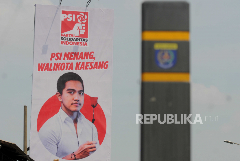 Baliho bergambar putra Presiden Joko Widodo, Kaesang Pangarep di Jalan Margonda Raya, Kota Depok, Jawa Barat.