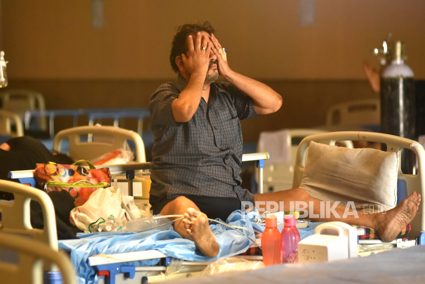 Seorang pria India bereaksi di dalam pusat perawatan Covid-19 dan fasilitas bangsal isolasi dekat Rumah Sakit di New Delhi, India (ilustrasi). Indonesia mengirimkan bantuan untuk India.