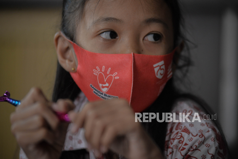 Sejumlah siswa mengikuti kelas les di rumah guru les di Jalan Masjid Al-Falah, Pasar Minggu, Jakarta Selatan. Siswa di Jakarta dinilai masih paling baik belajar dari rumh karena kondisi Covid-19 di Ibu Kota yang masih riskan.