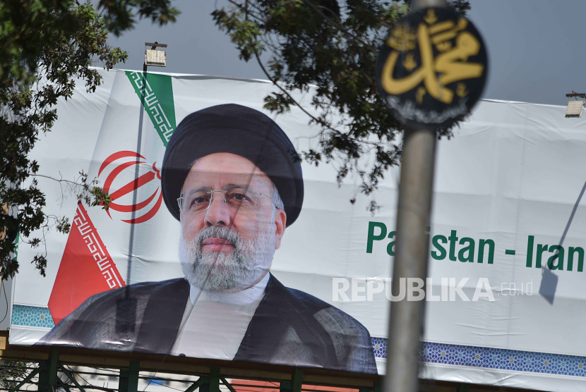 Sebuah papan reklame bergambar Presiden Iran Ebrahim Raisi dipajang di Karachi, Pakistan, 22 April 2024.