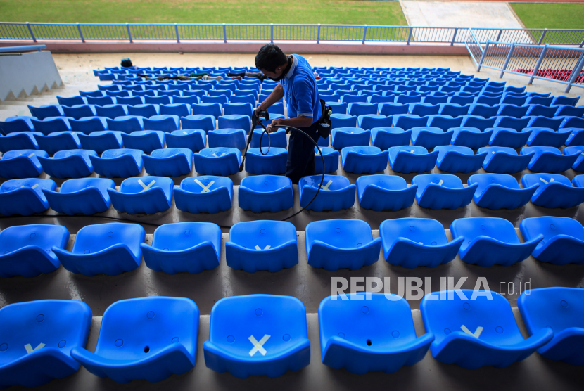 Petugas membersihkan bangku stadion di Stadion Sport Center Kelapa Dua, Kabupaten Tangerang, Banten, Senin (6/7/2020). Persita mengajukan Stadion Sports Center sebagai markas pada Liga 1 2020.