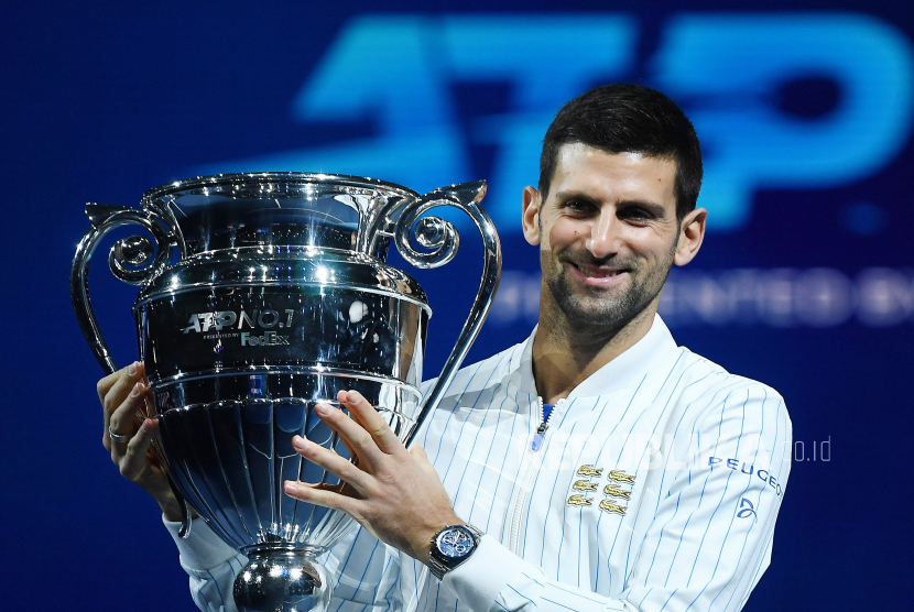 Novak Djokovic dari Serbia memegang trofi No. 1 Dunia ATP di final tenis ATP Nitto di London, Inggris, 15 November 2020.