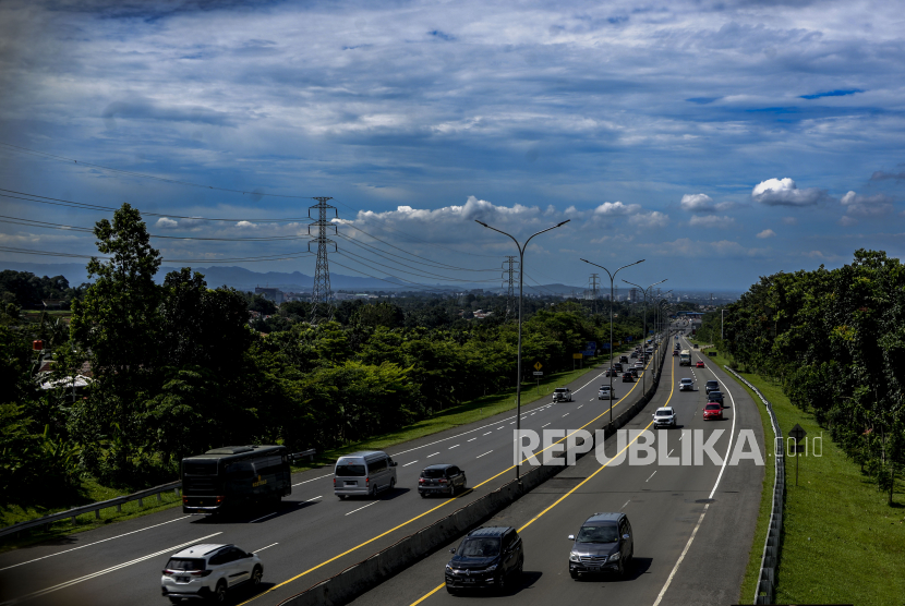 Sejumlah kendaraan melintasi Jalan Tol Jagorawi menuju kawasan wisata Puncak, Kabupaten Bogor, Jawa Barat. Puncak Kepadatan Lalu Lintas Libur Nataru Diprediksi Mulai 23 Desember