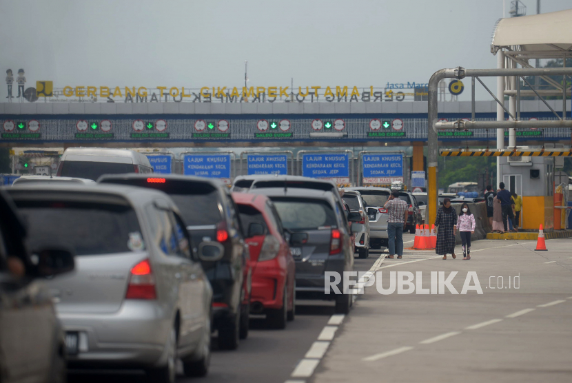  Antrean kendaraan di Gerbang Tol Cikampek Utama, Purwakarta, Jawa Barat (ilustrasi). 