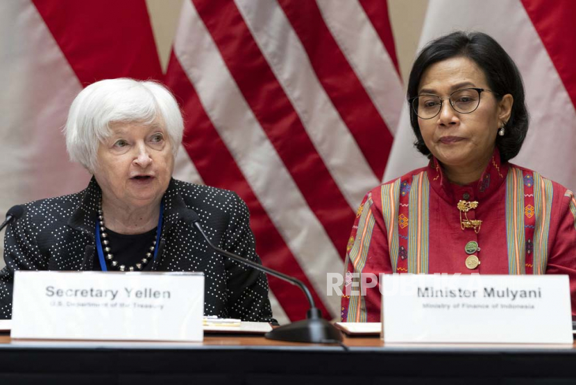  Menteri Keuangan AS Janet Yellen didampingi Menteri Keuangan Sri Mulyani Indrawati berbicara seteah penandatanganan kesepakatan keuangan untuk Kemitraan Transisi Energi Indonesia yang Adil, di sela-sela Pertemuan Musim Semi Bank Dunia/IMF di kantor pusat Dana Moneter Internasional (IMF) di Washington, Kamis (13/4/2023). 