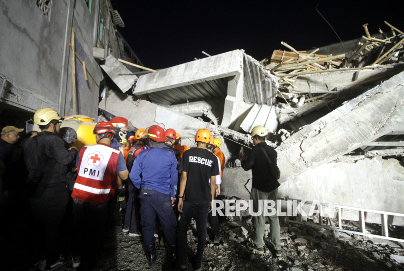 Sejumlah petugas gabungan bersiap mengevakuasi korban  bangunan musala yang ambruk di Pondok Pesantren (Ponpes) Al Khoziny di Kecamatan Buduran, Sidoarjo, Jawa Timur, Senin (29/9/2025). Sejumlah santri terluka dan beberapa santri diduga masih terjebak di dalam reruntuhan bangunan. ANTARA FOTO/Umarul Faruq/nz