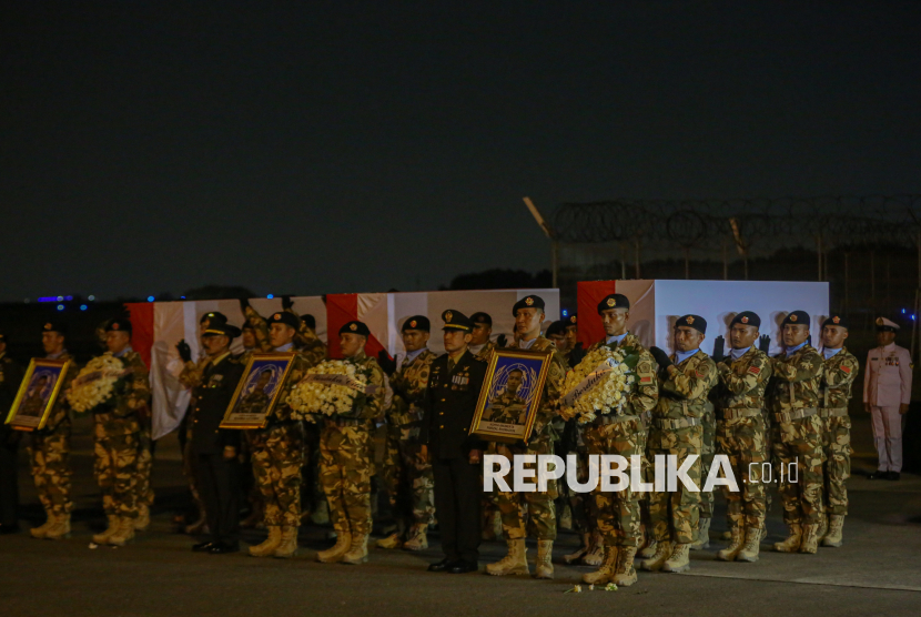 Sejumlah prajurit TNI membawa peti jenazah personel penjaga perdamaian yang tergabung dalam United Nations Interim Force in Lebanon (UNIFIL) seusai disemayamkan di Terminal 3 Bandara Soekarno-Hatta, Tangerang, Banten, Sabtu (4/4/2026). Jenazah Mayor Inf (Anm) Zulmi Aditya Iskandar, Serka (Anm) M. Nur Ichwan, dan Kopda (Anm) Farizal Rhomadon disambut melalui upacara militer dan persemayaman sebagai bentuk penghormatan terakhir sebelum diterbangkan ke daerah asal masing-masing.