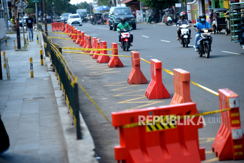 Water barrier dan pita larangan melintas terpasang di marka biku-biku Jalan Pasar Kembang, Yogyakarta, beberapa waktu lalu.