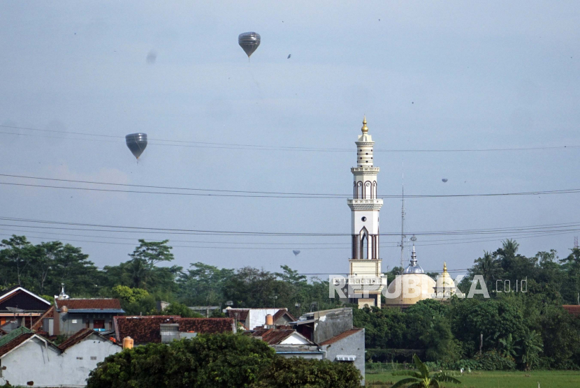 Balon udara terbang bebas di wilayah udara Pekalongan, Jawa Tengah, Ahad (31/5/2020). Meskipun sudah ada larangan untuk menerbangkan balon udara ke udara bebas saat syawalan, namun masih banyak ditemukan balon udara terbang bebas di udara yang dapat membahayakan lalu lintas udara