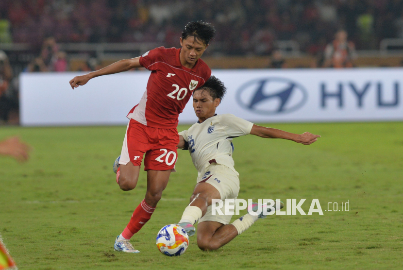 Pesepak bola Timnas U-23 Indonesia Achmad Maulana Syarif berusaha melewati adangan pemain Timnas U-23 Thailand dalam pertandingan semifinal Piala AFF U-23 2025 di Stadion Utama Gelora Bung Karno (SUGBK), Senayan, Jakarta, Jumat (25/7/2025). Indonesia melaju ke final Piala AFF U-23 setelah menang dalam babak adu penalti dengan skor 7-6 (1-1). Di final Indonesia akan melawan Vietnam.