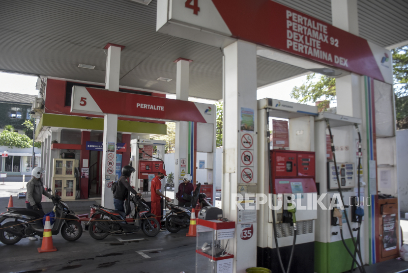 Sejumlah pengendara sepeda motor antre untuk mengisi bahan bakar minyak (BBM) di SPBU Pertamina Riau, Jalan LLRE Martadinata, Kota Bandung, Jawa Barat, Jumat (1/9/2023). 