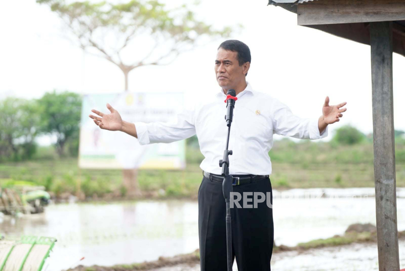 Menteri Pertanian Andi Amran Sulaiman saat hadir di acara Gerakan Percepatan Tanam Padi di Desa Kayu Loe Timur, Kecamatan Turatea, Kabupaten Jeneponto, Sulawesi Selatan. 