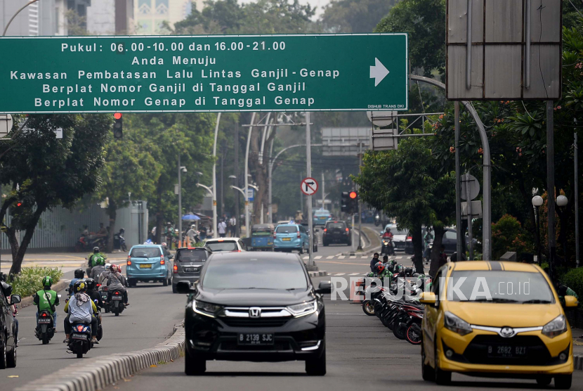 Sejumlah kendaraan melintas di bawah aturan ganjil-genap di Jalan Jenderal Sudirman, Jakarta. 