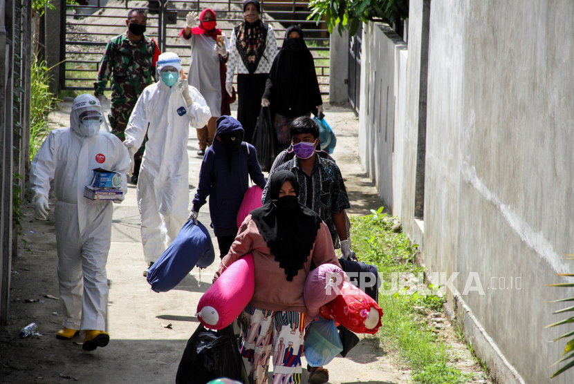 55 Petugas Medis RSUD Zainoel Abidin tidak Tertular Covid-19. Petugas medis berpakaian Alat Pelindung Diri (APD) lengkap mengevakuasi lima warga positif Covid-19 di Lhokseumawe, Aceh.