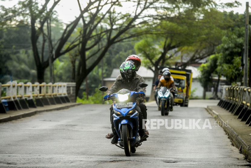 Sejumlah pemudik motor saat melintasi kawasan Cariu, Kabupaten Bogor, Jawa Barat. Dishub Cianjur merekomendasikan jalur alterlatif selain jalan Puncak Pass.