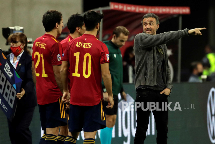  Pelatih kepala tim sepak bola nasional Spanyol Luis Enrique (kanan) 