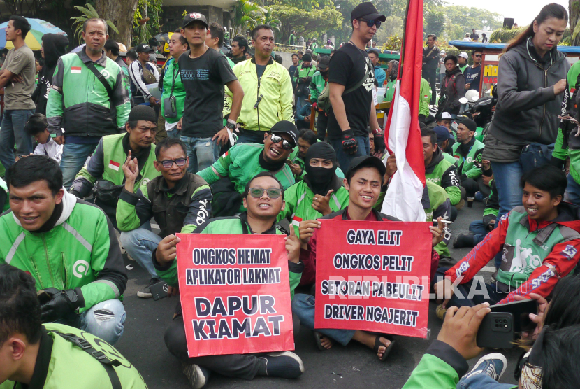 Ribuan pengendara ojek online (ojol) dan taksi online melakukan aksi di depan Gedung Sate Jalan Diponegoro, Kota  Bandung.