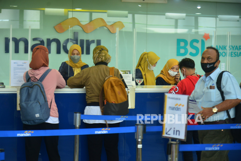 Sejumlah nasabah Bank Mandiri melakukan pengalihan rekening tabungan ke Bank Syariah Indonesia (BSI) di kantor Cabang Bank Mandiri Banda Aceh, Aceh, Kamis (29/7/2021). PT Bank Mandiri (Persero) memberikan kesempatan kepada nasabahnya untuk melakukan pengalihan rekening ke BSI menyusul ditutupnya tiga kantor cabang Bank Mandiri di daerah itu tanggal 30 Juli 2021 sebagai tindak lanjut dari implementasi Qanun Lembaga Keuangan Syariah (LKS) Nomor 11 tahun 2018 yang akan efektif diterapkan pada 4 Januari 2020 di Aceh. 