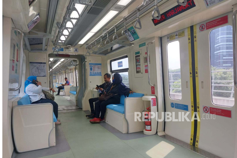 Moda Transportasi Lintas Raya Terpadu atau LRT Jabodebek resmi beroperasi mulai Senin (28/8/2023). Warga menilai beroperasinya LRT Jabodebek akan lebih memudahkan ke Jakarta.