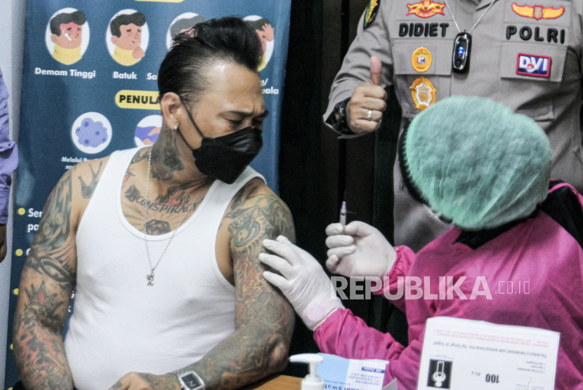 Musisi I Gede Ari Astina alias Jerinx menerima vaksin Covid-19 Sinovac dosis pertama di Poliklinik Biddokes Polda Metro Jaya, Jakarta, Ahad (15/8).