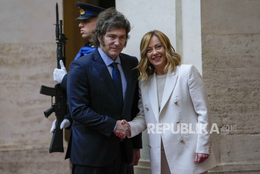 Perdana Menteri Italia Giorgia Meloni, kanan, menyambut Presiden Argentina Javier Milei saat dia tiba di kantor pemerintahan Chigi di Roma, Senin, (12/2/2024).