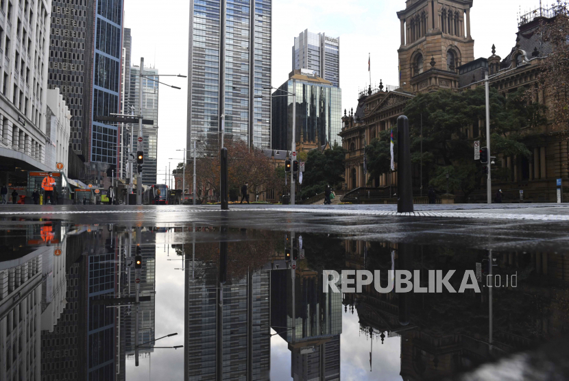 Suasana jalanan yang sepi di kawasan pusat bisnis Sydney, Australia, Selasa (29/6). Lebih dari lima juta orang di Sydney dan sekitarnya telah memberlakukan lockdown selama 14 hari untuk mengurangi penyebaran wabah virus Covid-19. EPA-EFE/MICK TSIKAS AUSTRALIA AND NEW ZEALAND OUTPutra M. Akbar