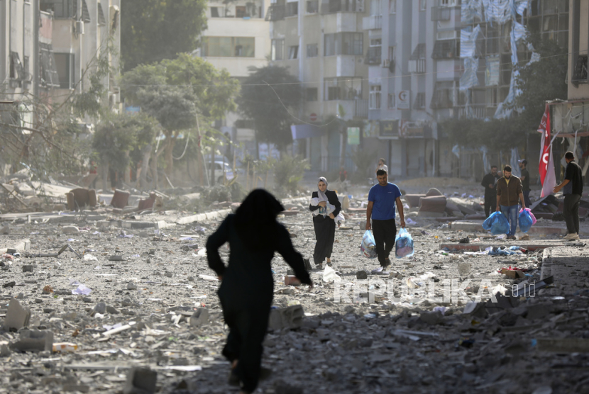 Warga Palestina meninggalkan rumah mereka menyusul pengeboman Israel di Kota Gaza, Senin, 30 Oktober 2023.