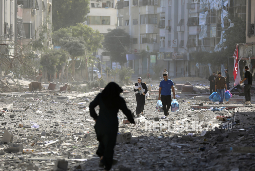 Warga Palestina meninggalkan rumah tempat tinggal usai dibombardir Israel, tentara Israel meningkatkan pemboman di Jalur Gaza, menghantam sekolah, masjid, dan lebih banyak rumah sakit.