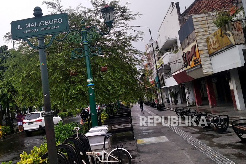 Jalur pedestrian lengang di kawasan Malioboro, Yogyakarta, Kamis (23/3/2023) (ilustrasi). Kamar Dagang dan Industri (Kadin) Indonesia meminta para pengusaha di daerah tujuan tidak menaikkan harga jor-joran yang membuat para pemudik enggan membelanjakan uang.
